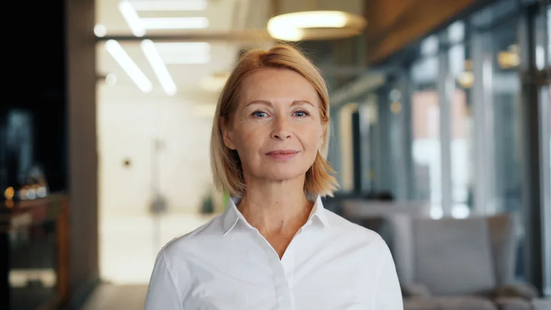 Claire M. — dirigeante d'agence dans ses bureaux lumineux